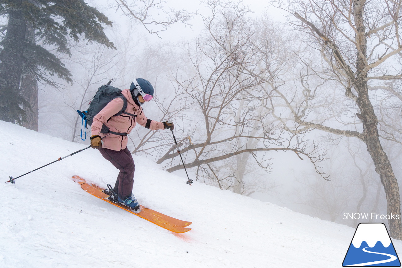 大雪山層雲峡・黒岳ロープウェイスキー場｜真っ白な『霧』に包まれた雲上のゲレンデ。春スキー＆スノーボードを楽しむなら、今がおススメです(^^)v